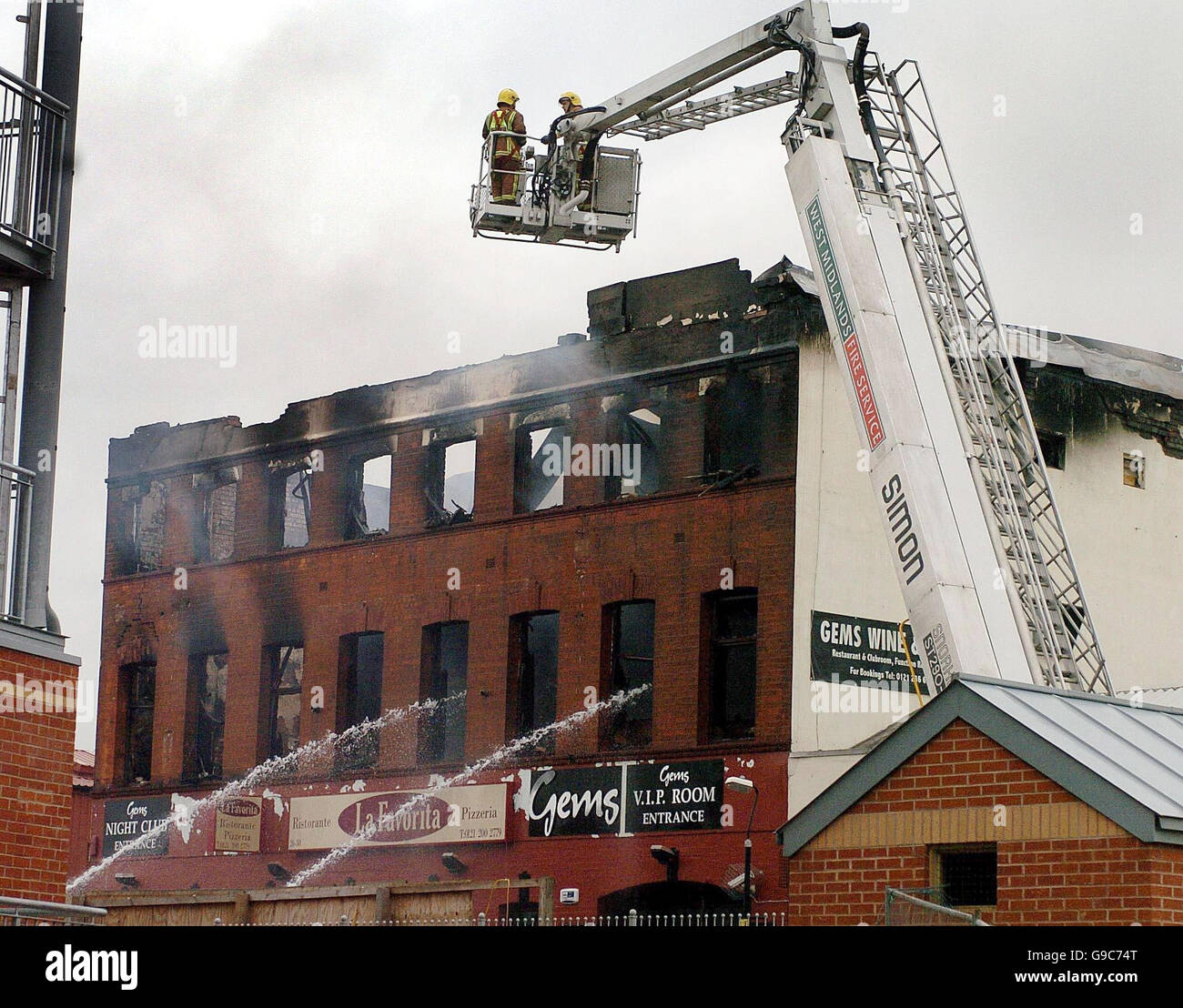 West Midlands Fire Service dannazione un incendio al nightclub di Gem, Branston Street, nel quartiere dei gioielli di Birmingham, dopo un incendio scoppiato intorno alle 2.30 di questa mattina. Foto Stock