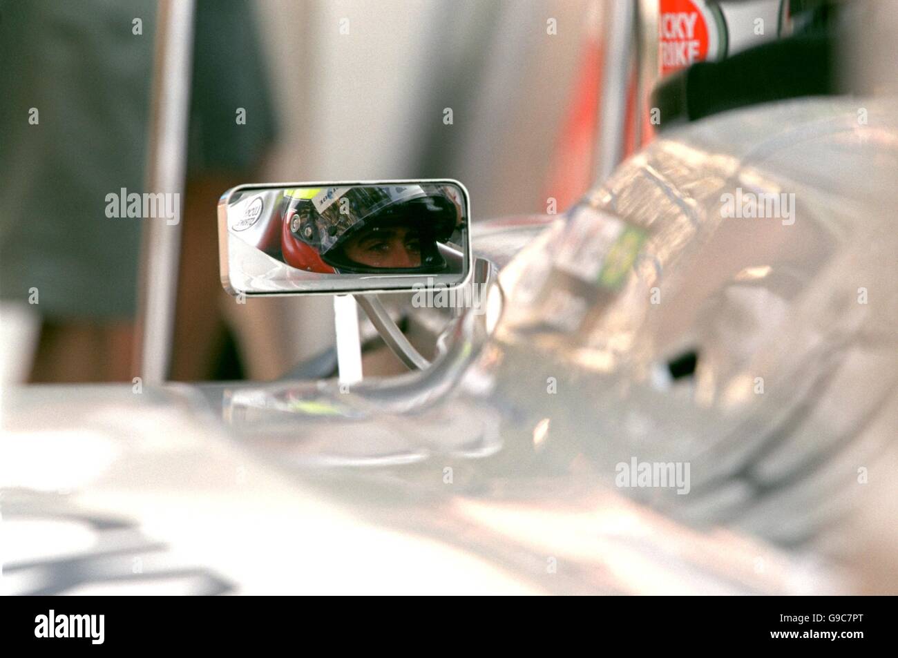 Ricardo Zonta si riflette nel suo specchio ad ala come lui Attende nel GARAGE DEL BAR Foto Stock