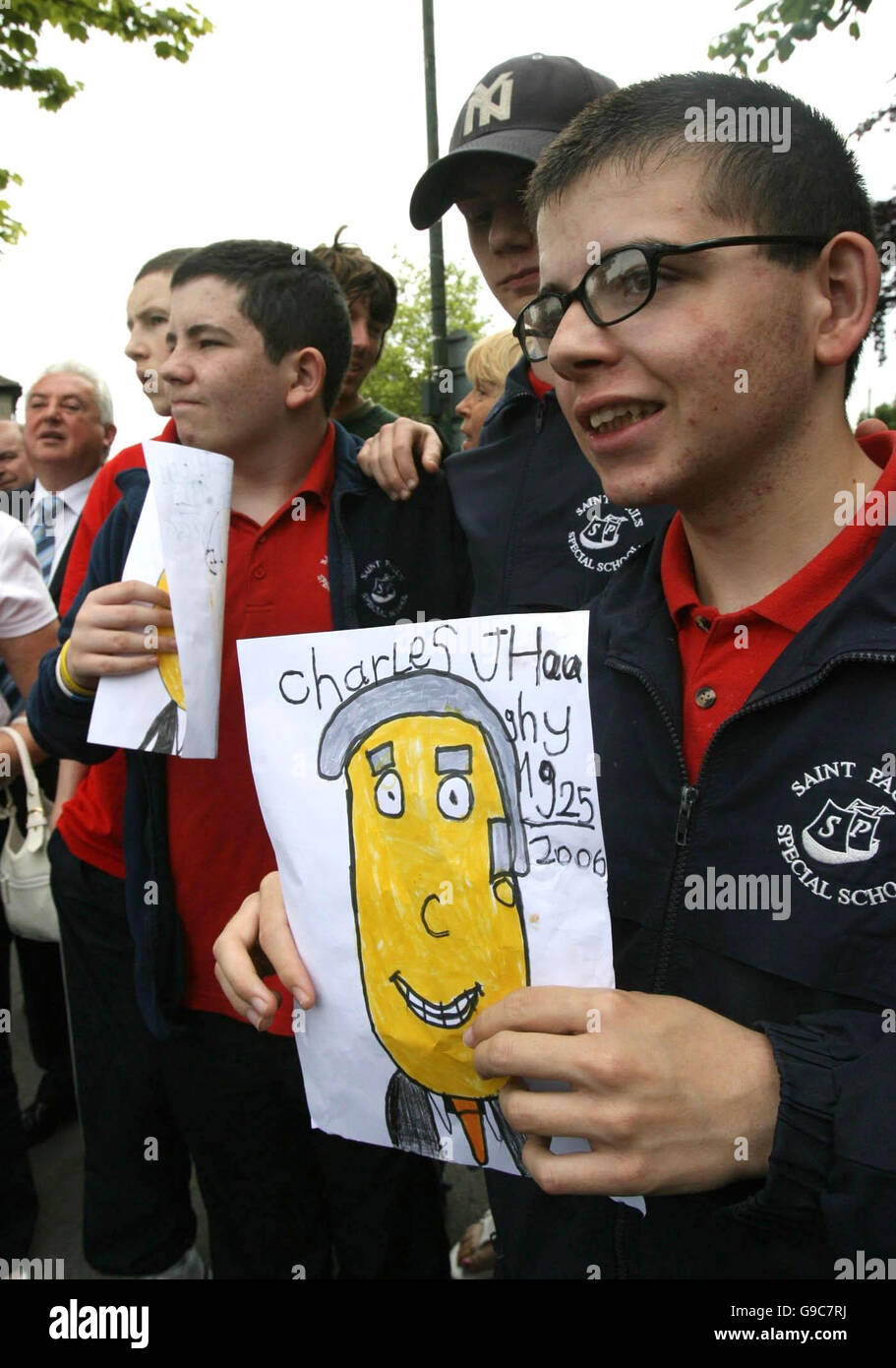 Gli studenti di St Pauls scuola a Dublino stand al di fuori del funerale di ex Taoiseach Charles Haughey alla Madonna della Consolazione chiesa in Donnycarney, Co Dublin. Foto Stock