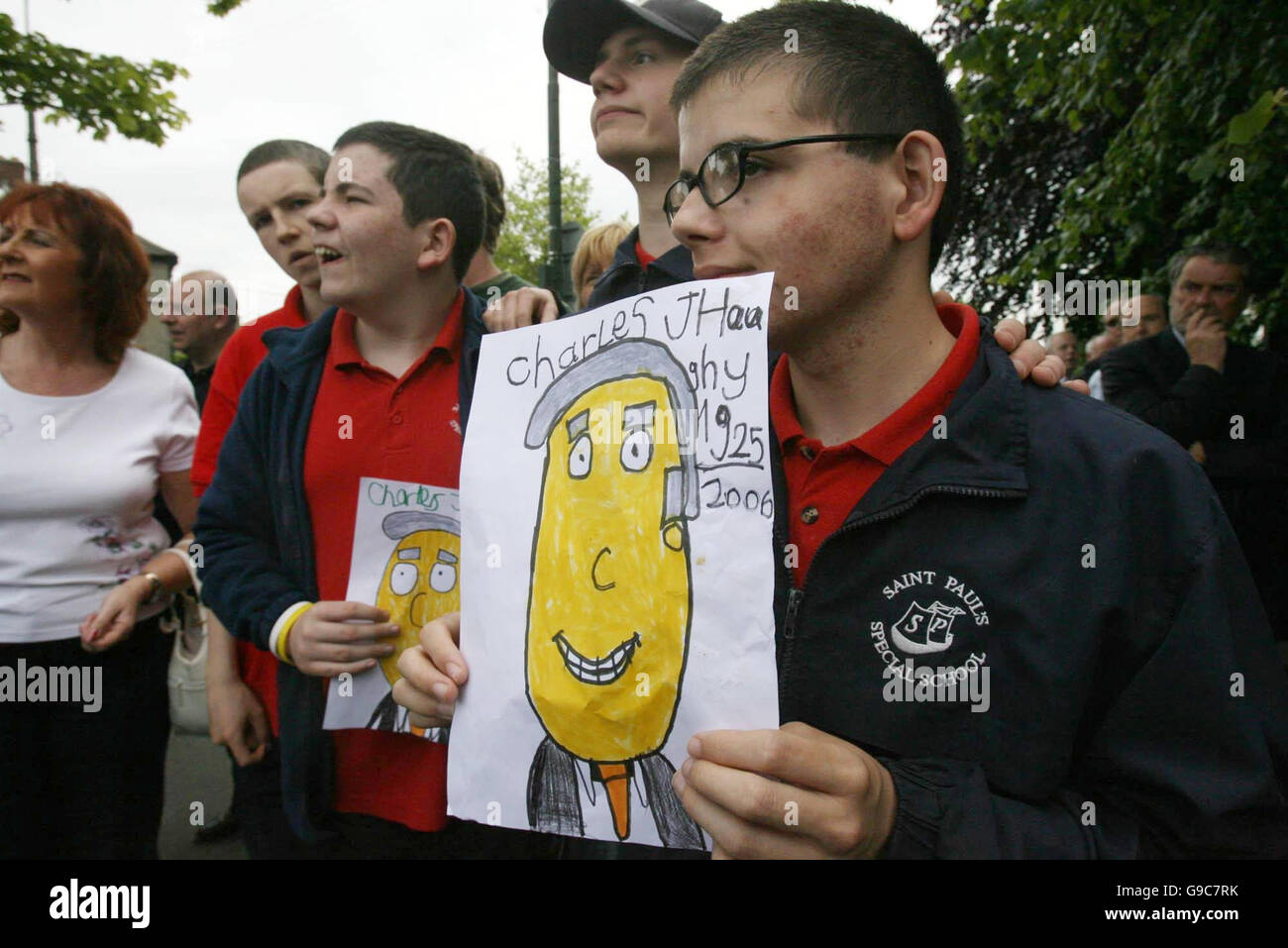 Gli studenti di St Pauls scuola a Dublino stand al di fuori del funerale di ex Taoiseach Charles Haughey alla Madonna della Consolazione chiesa in Donnycarney, Co Dublin. Foto Stock