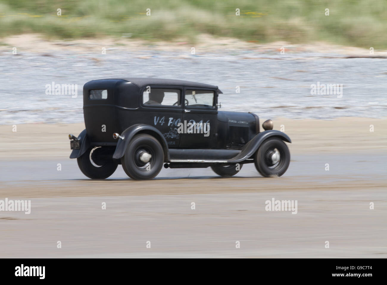 Classic American Hot Rods a Pendine, Pembrokeshire, Galles. Un evento annuale di prove cronometrate sulla spiaggia sabbiosa. Foto Stock