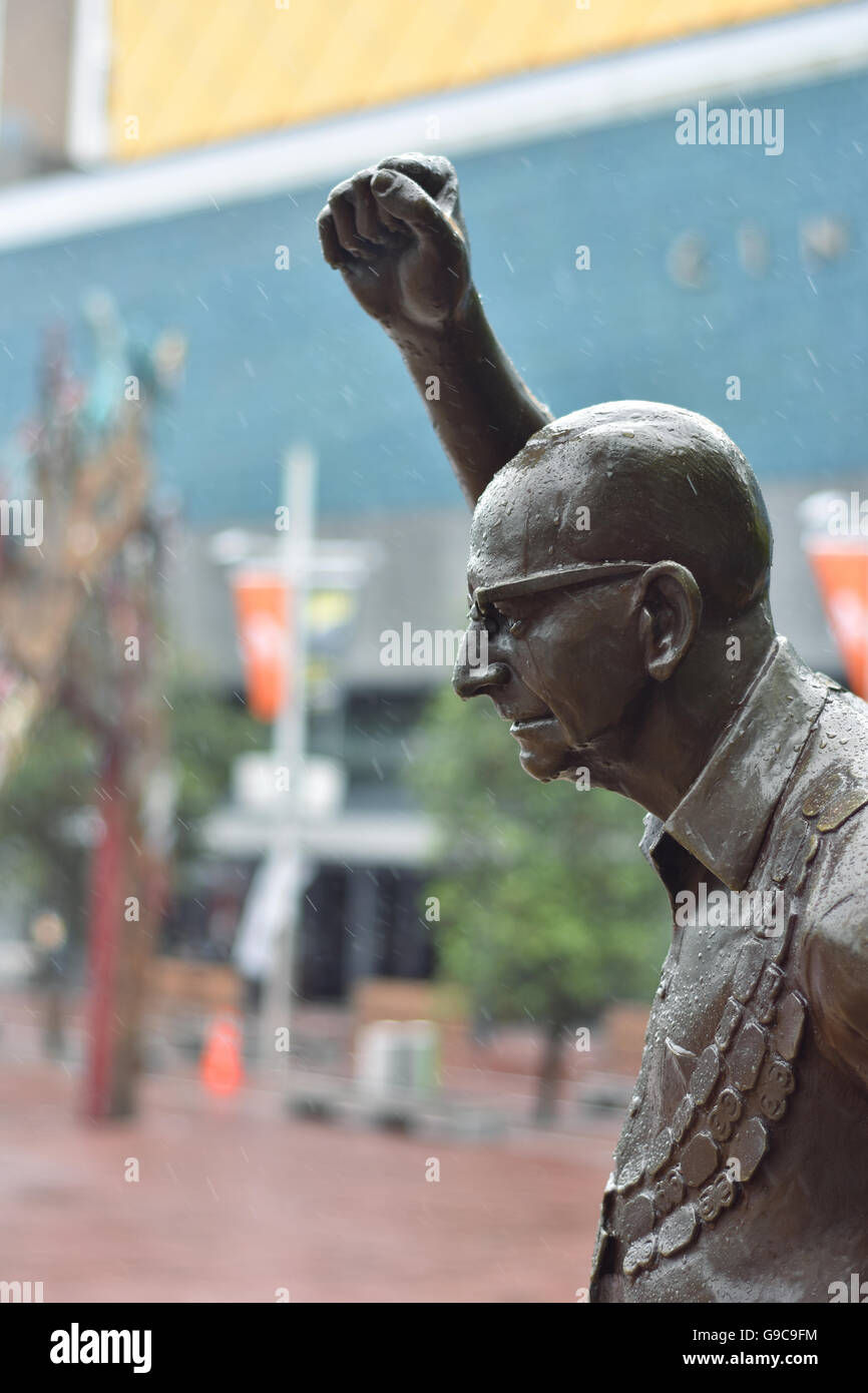 Statua di bronzo di Sir Dove-Myer Robinson in Aotea Square Foto Stock