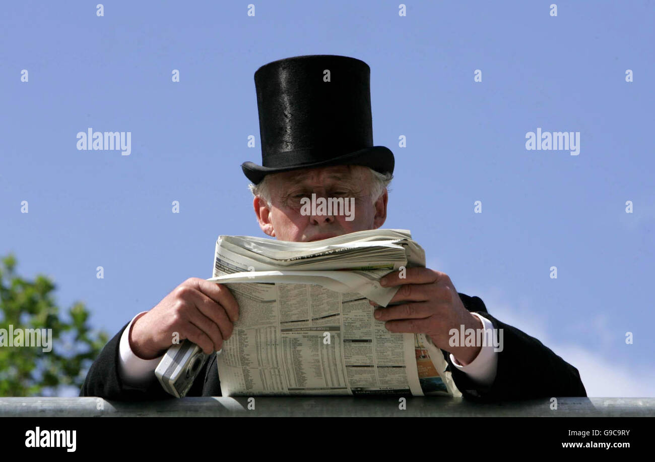 Ascot reale -. Un pilota studia la forma ad Ascot per il secondo giorno di Ascot reale. Foto Stock