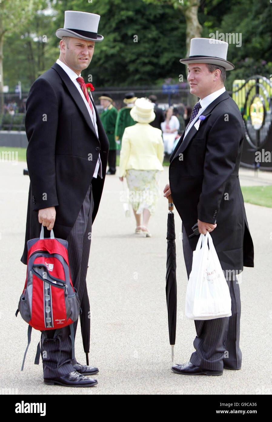 I Racegoers portano le loro rispettive borse a Royal Ascot per il secondo giorno di gara. Foto Stock