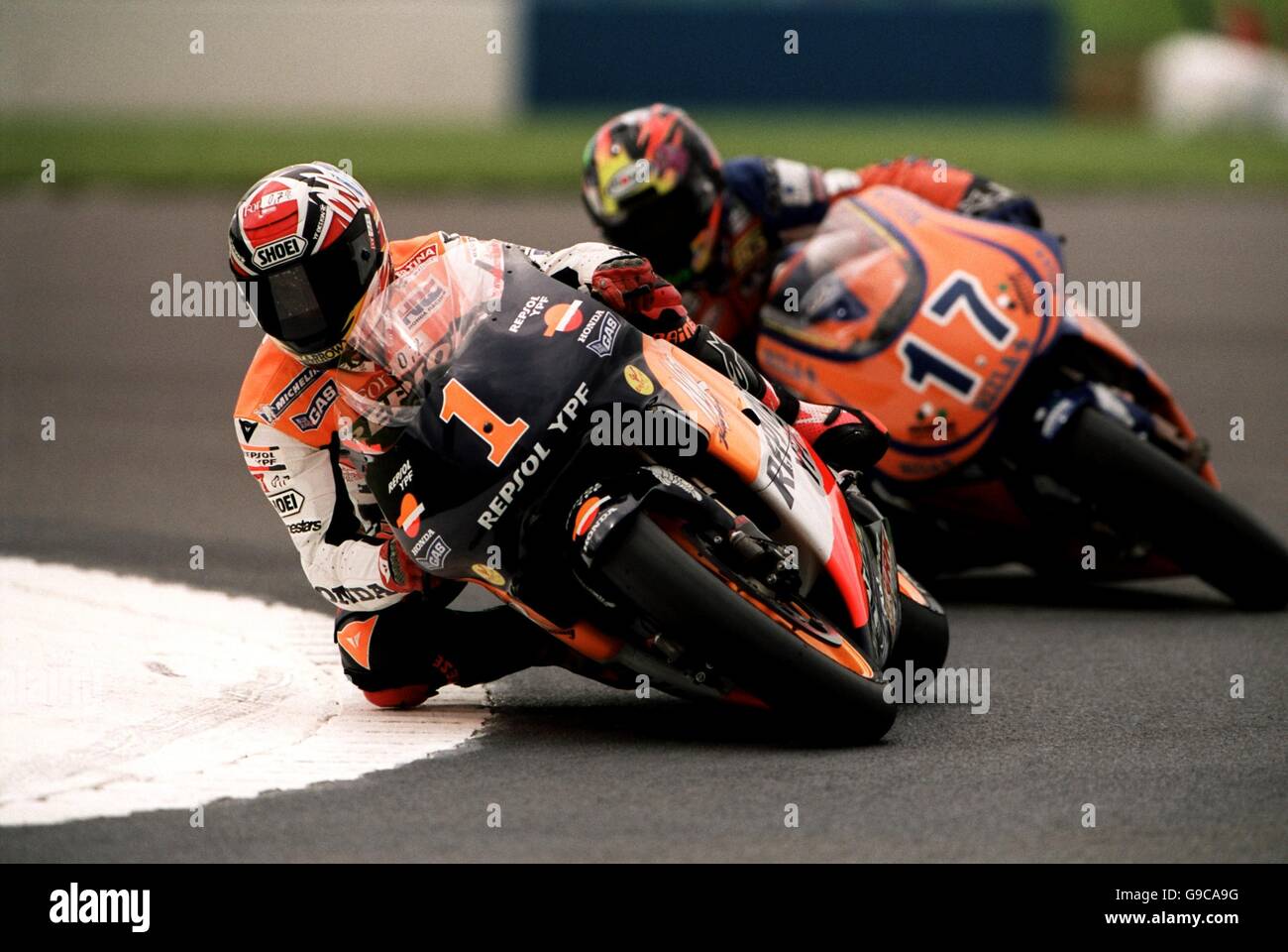 Il campione del mondo Alex Criville (l) passa a Jurgen Van Der Goorbergh (r) durante la pratica al Donington Park Foto Stock