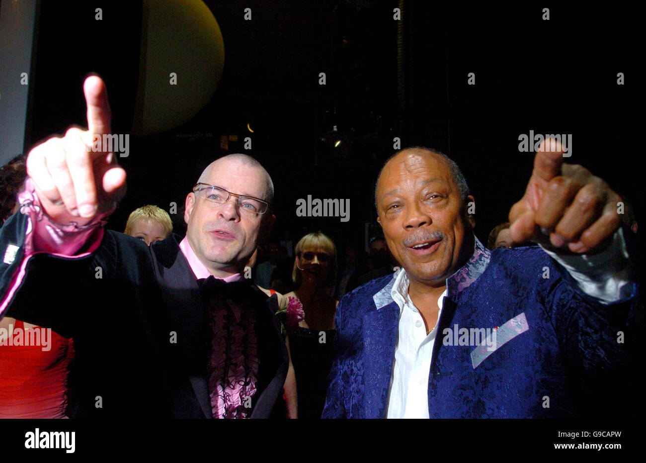 NOTA PER I REDATTORI: LA DATA DELL'IMMAGINE È IERI. Il leggendario produttore Quincy Jones (a destra) incontra il direttore dell'orchestra di Sinatra, Gareth Valentine, sul palco del London Palladium, nel centro di Londra. Foto Stock