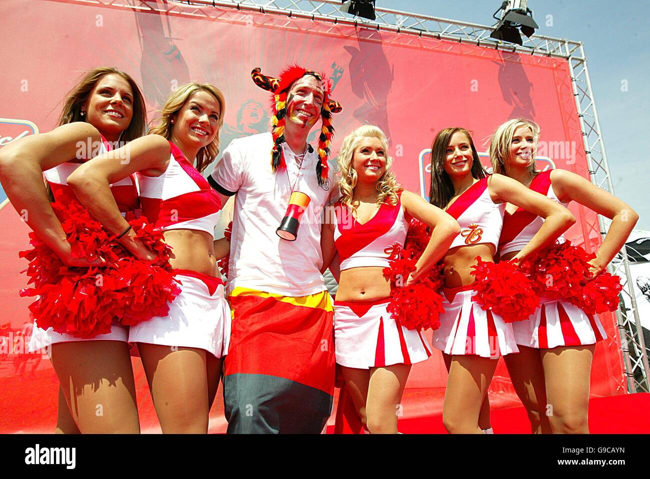 Calcio - Coppa del mondo FIFA 2006 Germania - Gruppo A - Germania / Costa Rica - Allianz Arena. Un fan della Germania si pone con i Budweiser Beerleaders prima della partita di apertura della Coppa del mondo FIFA 2006 Foto Stock