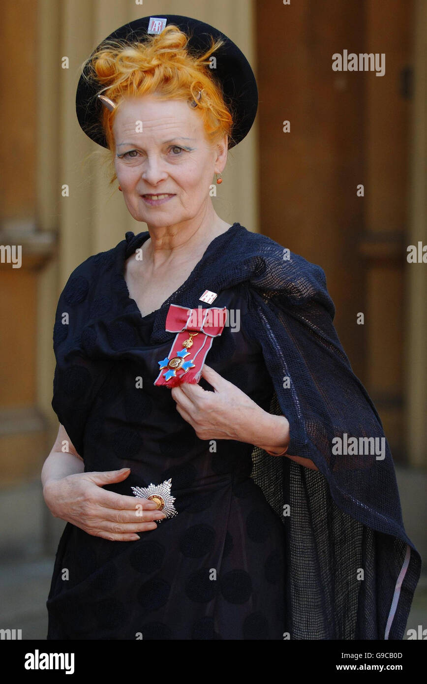 La stilista di moda Dame Vivienne Westwood dopo aver raccolto le sue insegne dal Principe di Galles durante una cerimonia di investitura a Buckingham Palace. Foto Stock