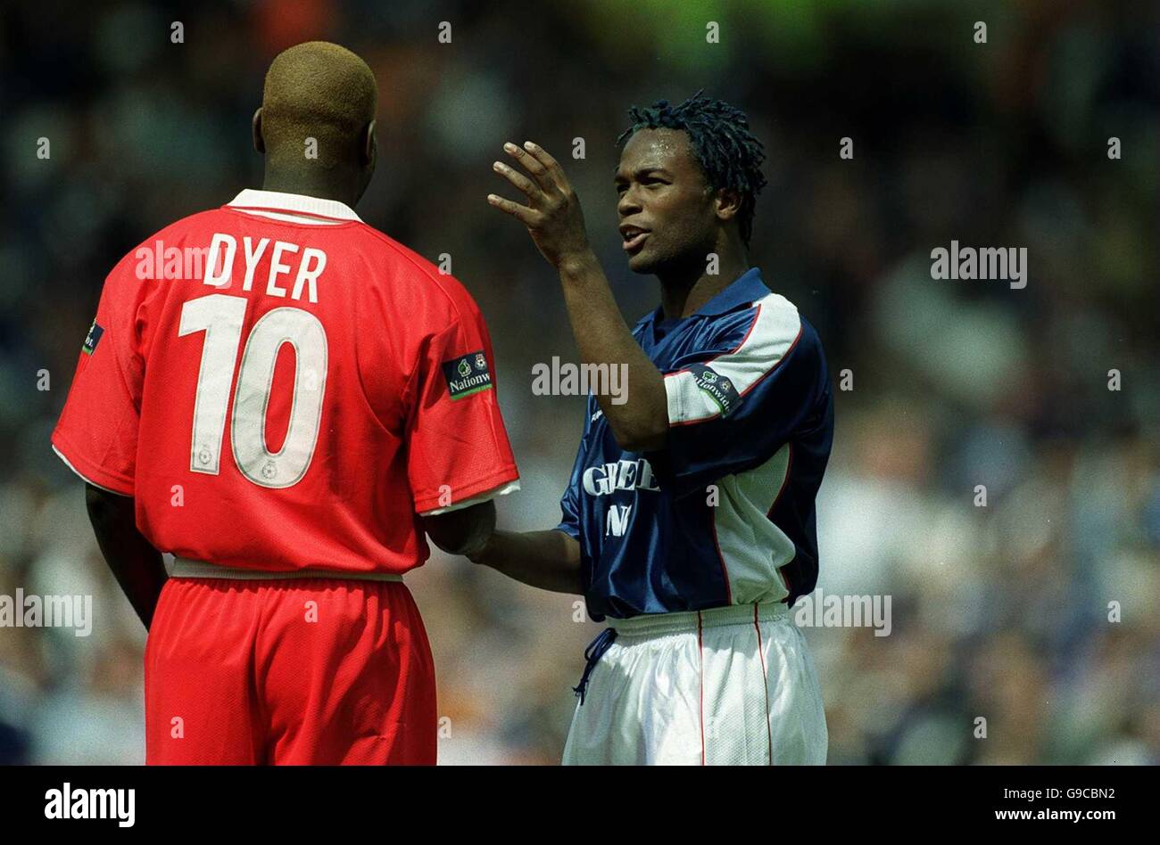 Calcio - Nationwide League Divisione uno - Gioca fuori finale - Barnsley / Ipswich Town. Bruce Dyer (l) di Barnsley e David Johnson (r) di Ipswich Town discutono di acconciature prima del gioco Foto Stock