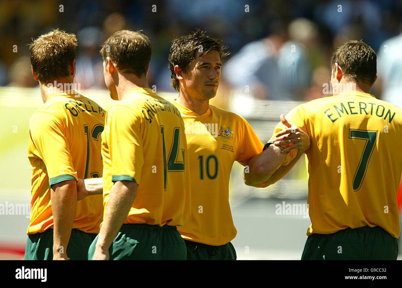 Calcio - Coppa del mondo FIFA 2006 Germania - Gruppo F - Australia / Giappone - Fritz-Walter-Stadion. L-R: Vince Grella dell'Australia, Scott Chipperfield, Harry Kewell e Brett Emerton formano un muro difensivo Foto Stock