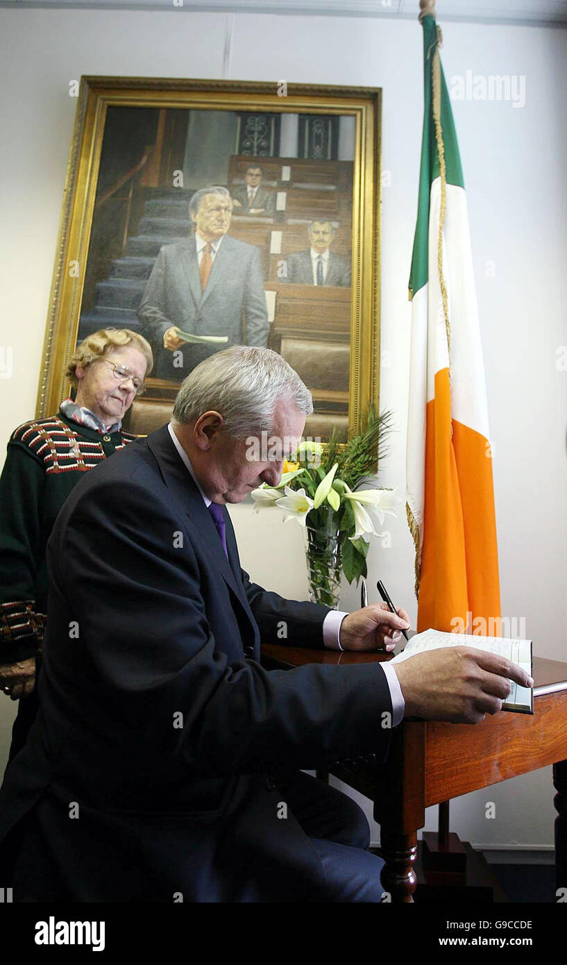 Taoiseach Bertie Ahern ha guardato da nord di Dublino donna Anne Delaney firmare il libro di condoglianze per ex Taoiseach Charles Haughey a Fianna Fail partito sede a Dublino. Foto Stock