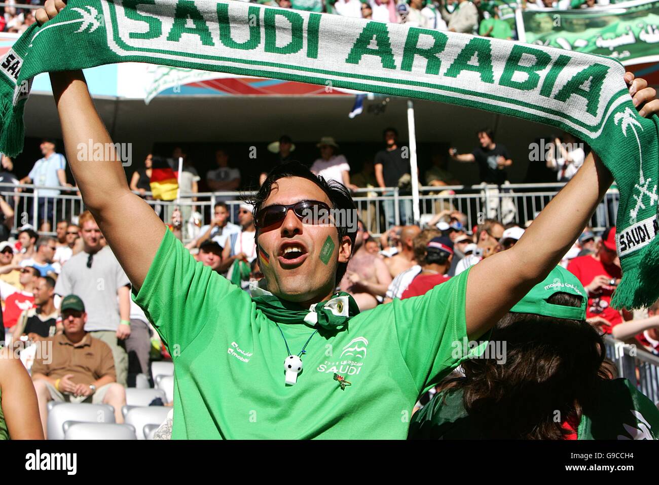 Calcio - Coppa del mondo FIFA 2006 Germania - Gruppo H - Tunisia / Arabia Saudita - Allianz Arena. Fan dell'Arabia Saudita Foto Stock