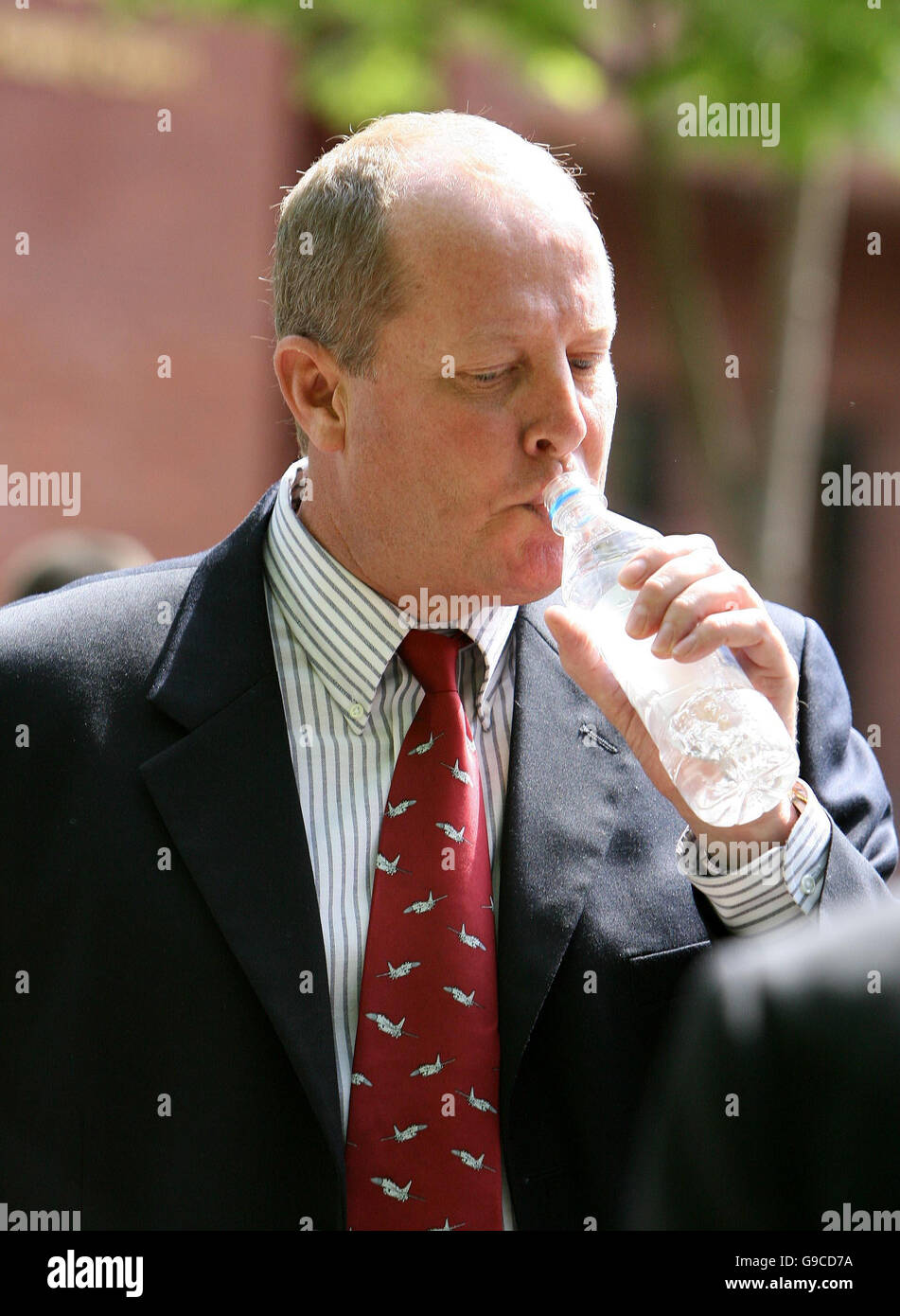 American Airline pilota James Yates al di fuori di Trafford magistrati corte in cui egli ha negato di essere bevuto prima di tentare di battere il suo getto a Chicago. Foto Stock