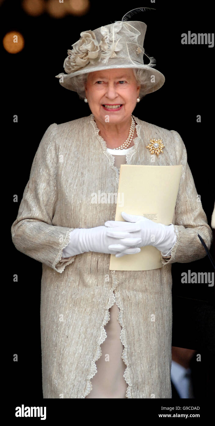 La Regina Elisabetta II della Gran Bretagna lascia la Cattedrale di San Paolo dopo un servizio di ringraziamento in onore del suo 80° compleanno. Foto Stock