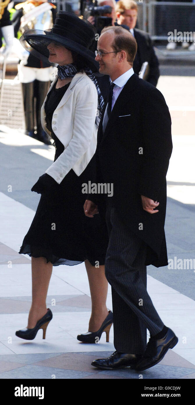 Marina Ogilvy e Nicolas Windsor arrivare alla Cattedrale di St Paul per un servizio di ringraziamento in onore della Gran Bretagna è la Regina Elisabetta II per celebrare l'ottantesimo compleanno. Foto Stock