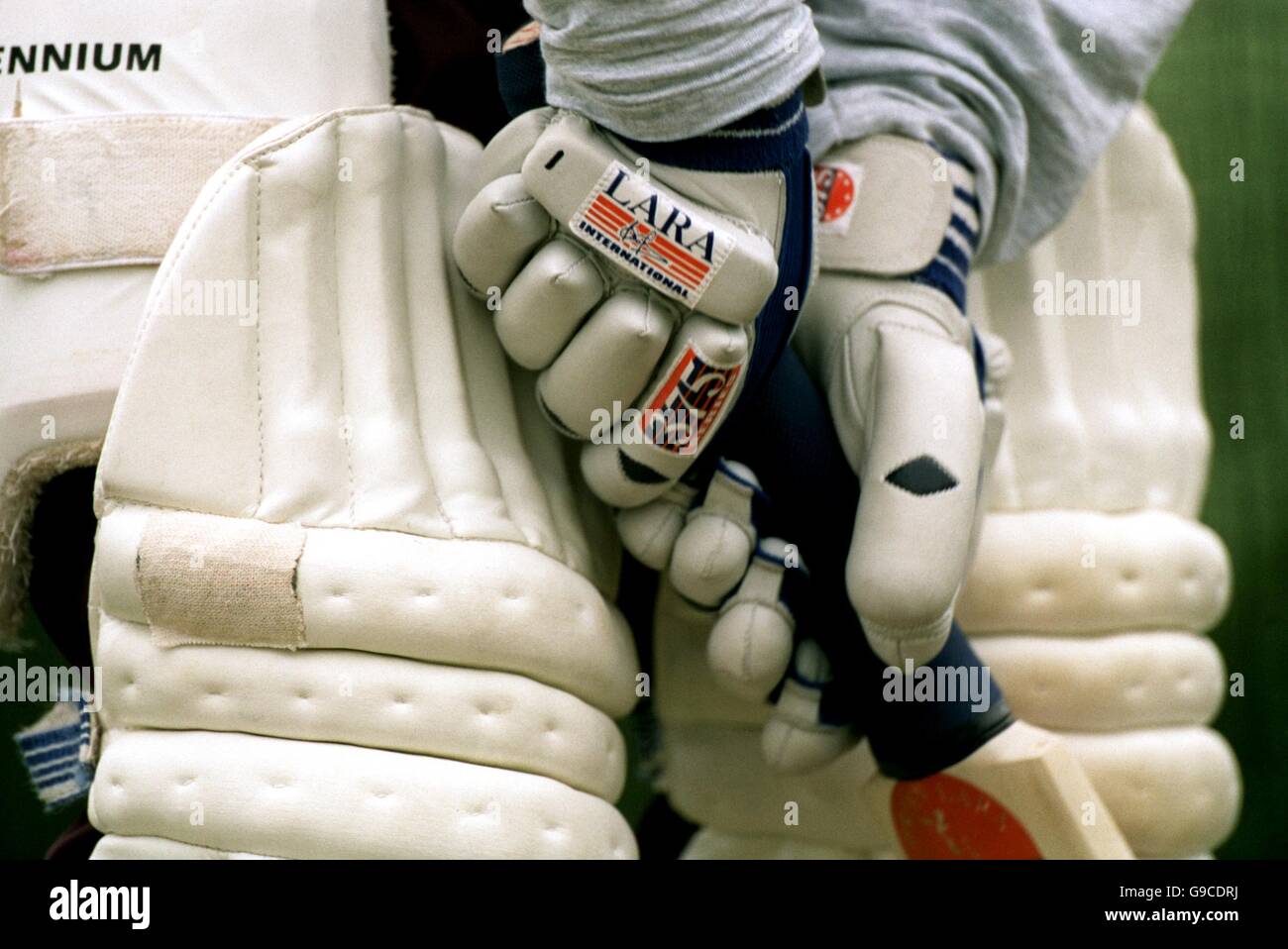 Le mani di West Indies battsman Brian Lara si preparano per fare il loro danno Foto Stock