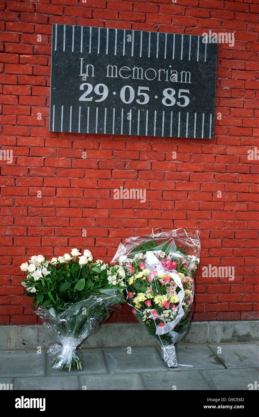 Calcio - Euro 2000 - Gruppo B - Italia / Belgio. Due mazzi di fiori riposano sotto la targa Heysel Stadium Disaster Memorial Foto Stock