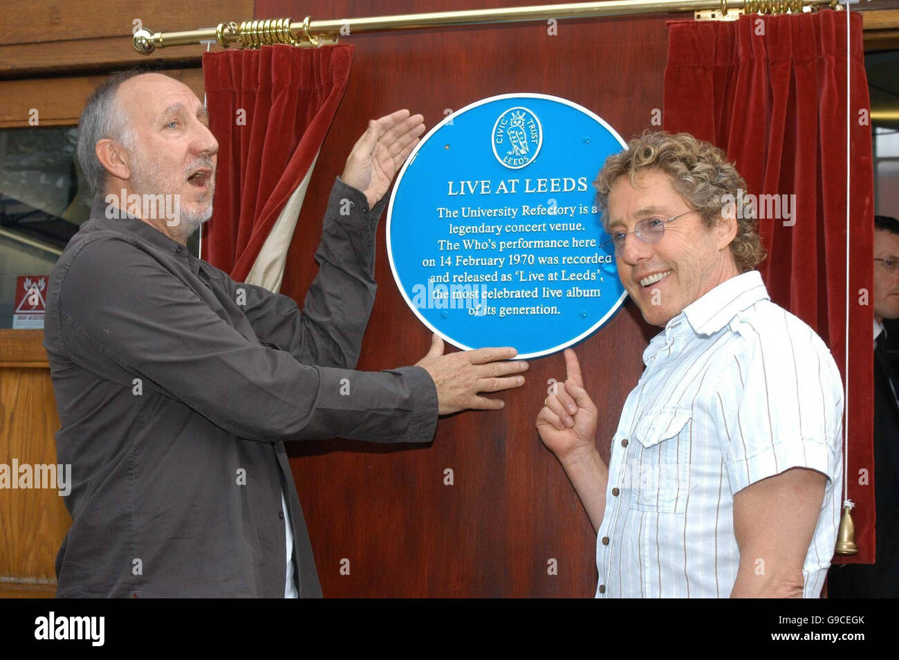 Pete Townshend (L) e Roger Daltrey svelano una targa Civic Trust Blue all'Università di Leeds in onore della leggendaria sede di concerti e per commemorare l'esibizione dell'OMS nel giorno di San Valentino 1970, che ha prodotto uno dei migliori album live di tutti i tempi. Foto Stock