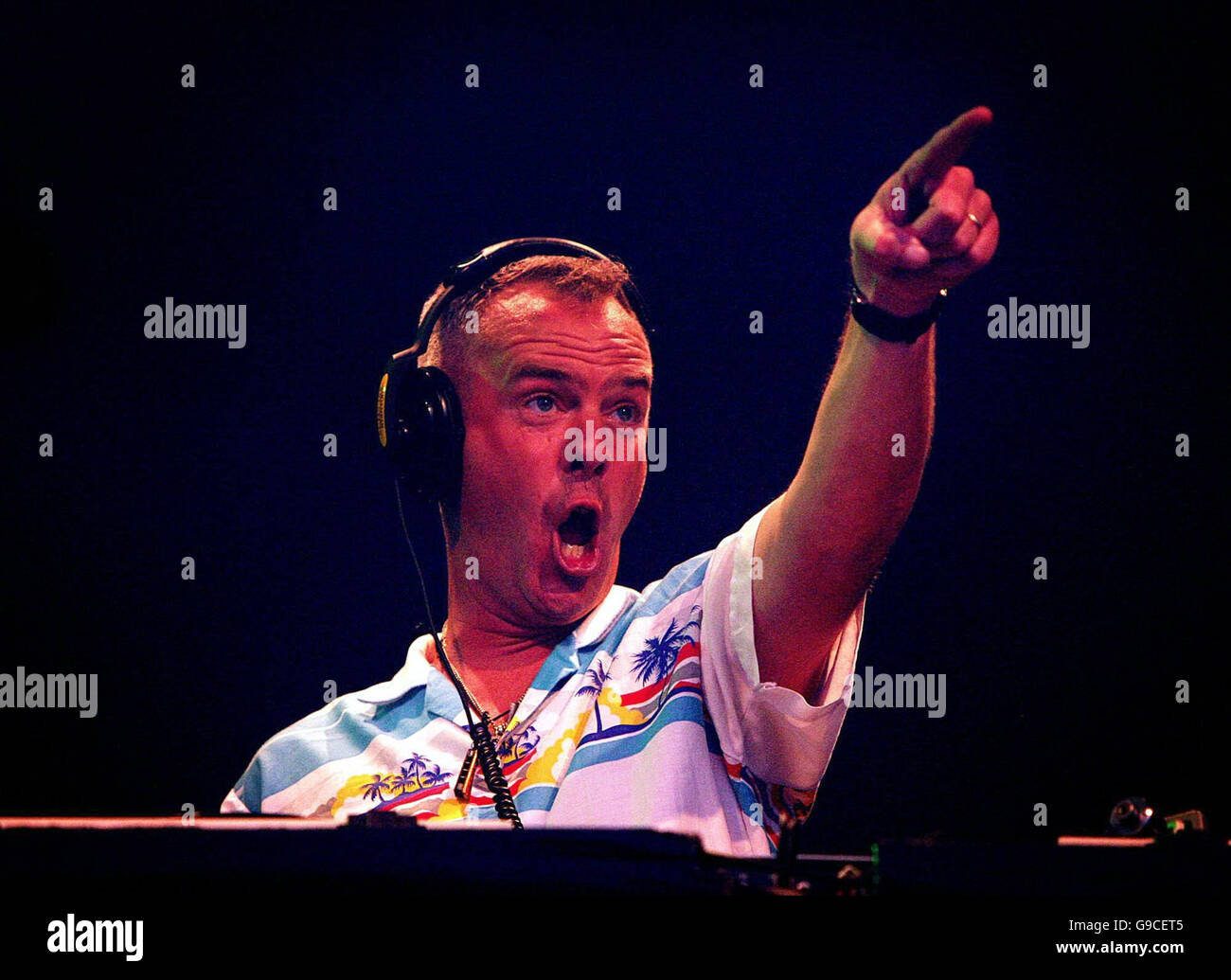 Norman Cook alias Fatboy Slim, ospita 15.000 fêtards presso la spiaggia grande festa in Portrush, Irlanda del Nord. Foto Stock