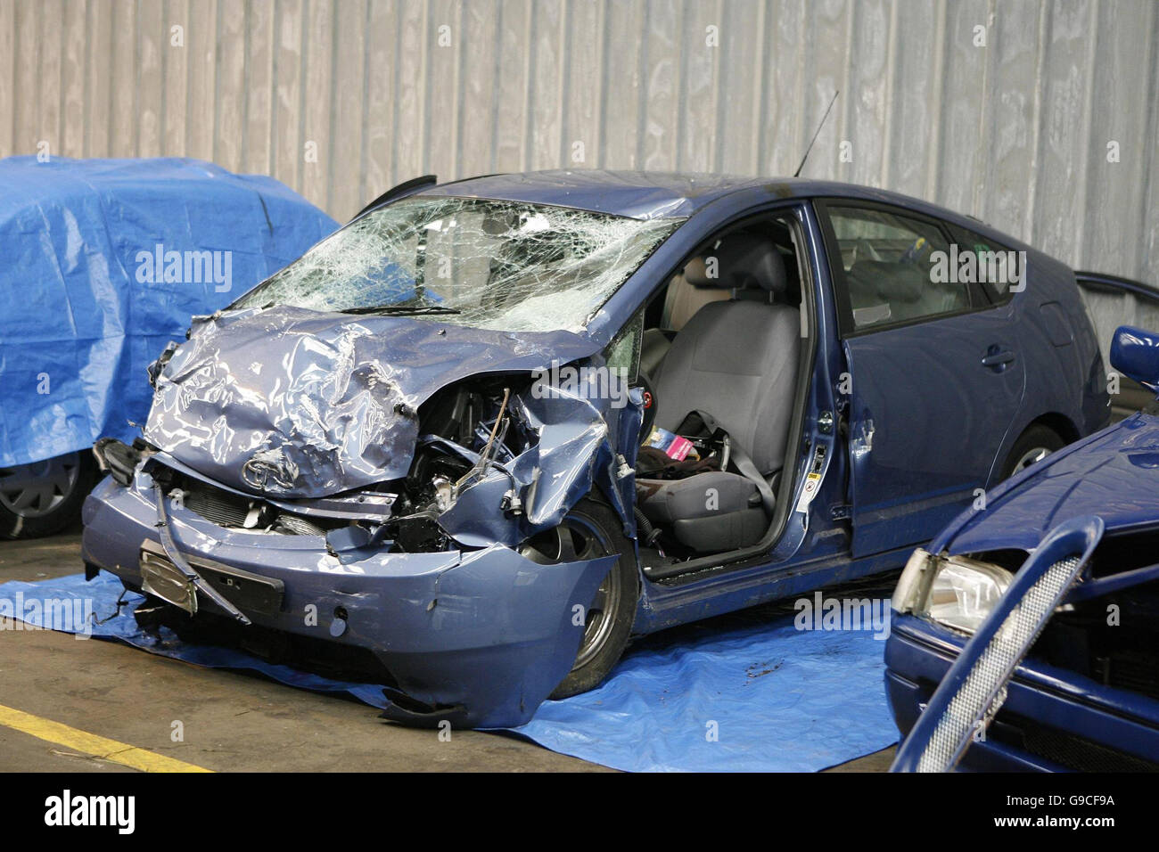 Il blu naufragato Toyota Prius che è stato coinvolto in una collisione frontale durante la quale sei persone sono morte - cinque di loro dalla stessa famiglia estesa, appena fuori Penrith, Cumbria ieri. Le auto Ford Escort e Toyota viaggiavano in direzioni opposte quando si scontravano in condizioni di guida bagnata la domenica pomeriggio. Foto Stock