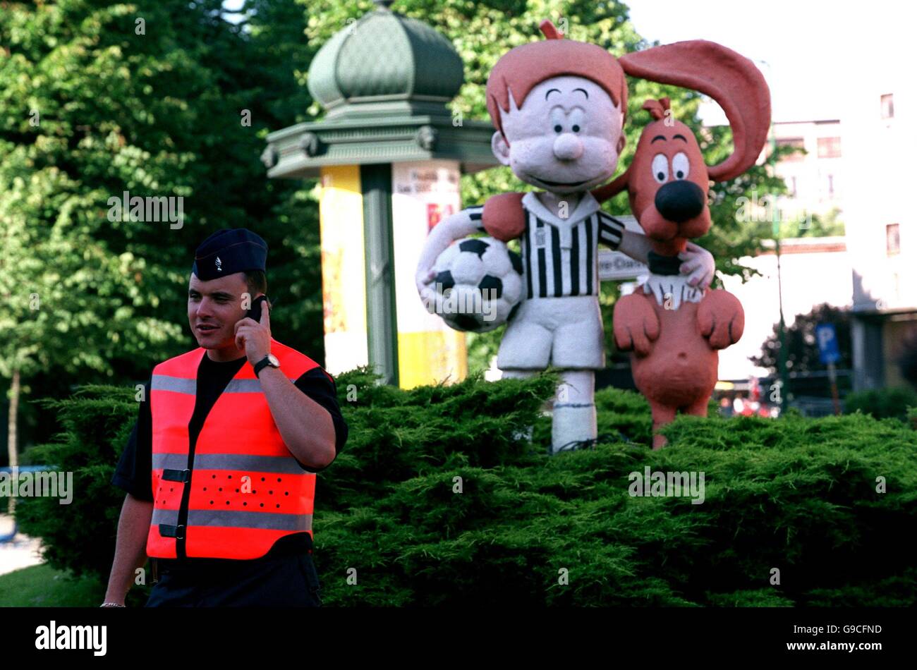 Calcio - Euro 2000 - Gruppo C - Jugoslavia / Slovenia. Una mascotte RSC Charleroi in città Foto Stock