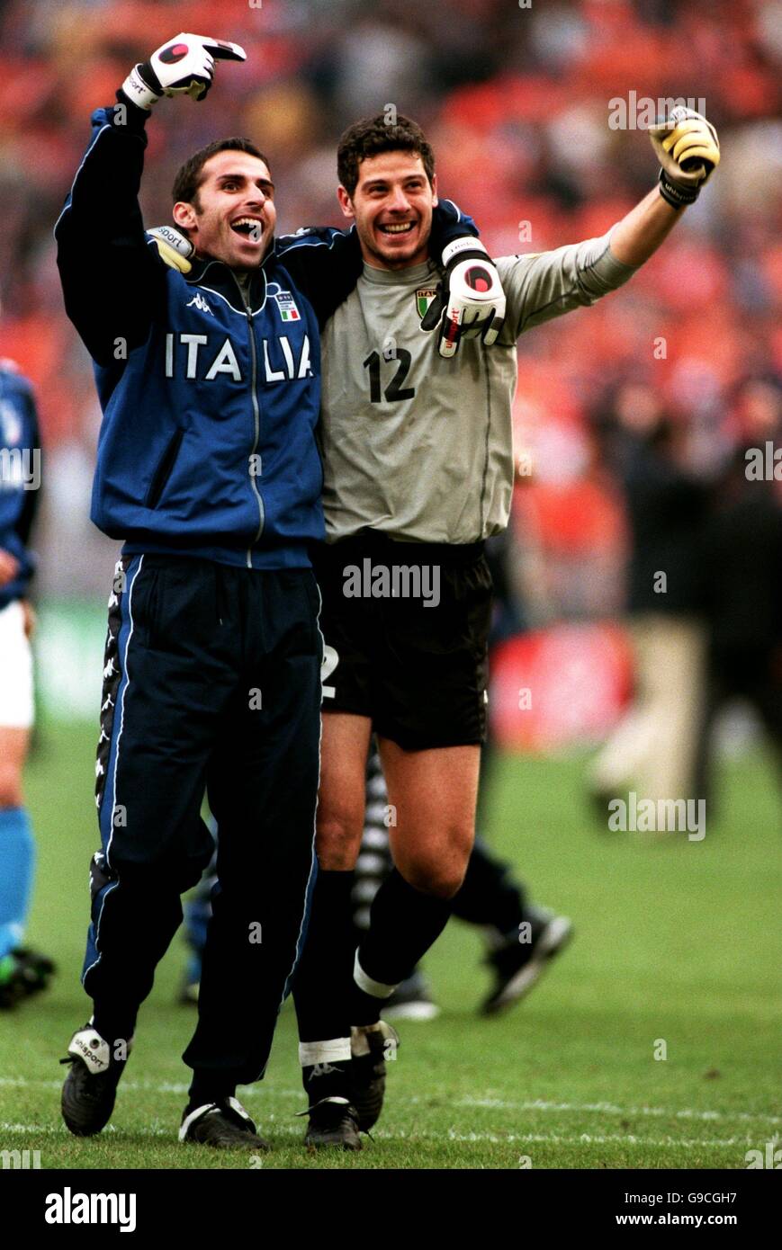 Calcio - Euro 2000 - Semifinale - Italia / Olanda. Francesco Antonioli (l) e Francesco Toldo (r) festeggiano il loro team fino alla finale di Euro 2000 Foto Stock
