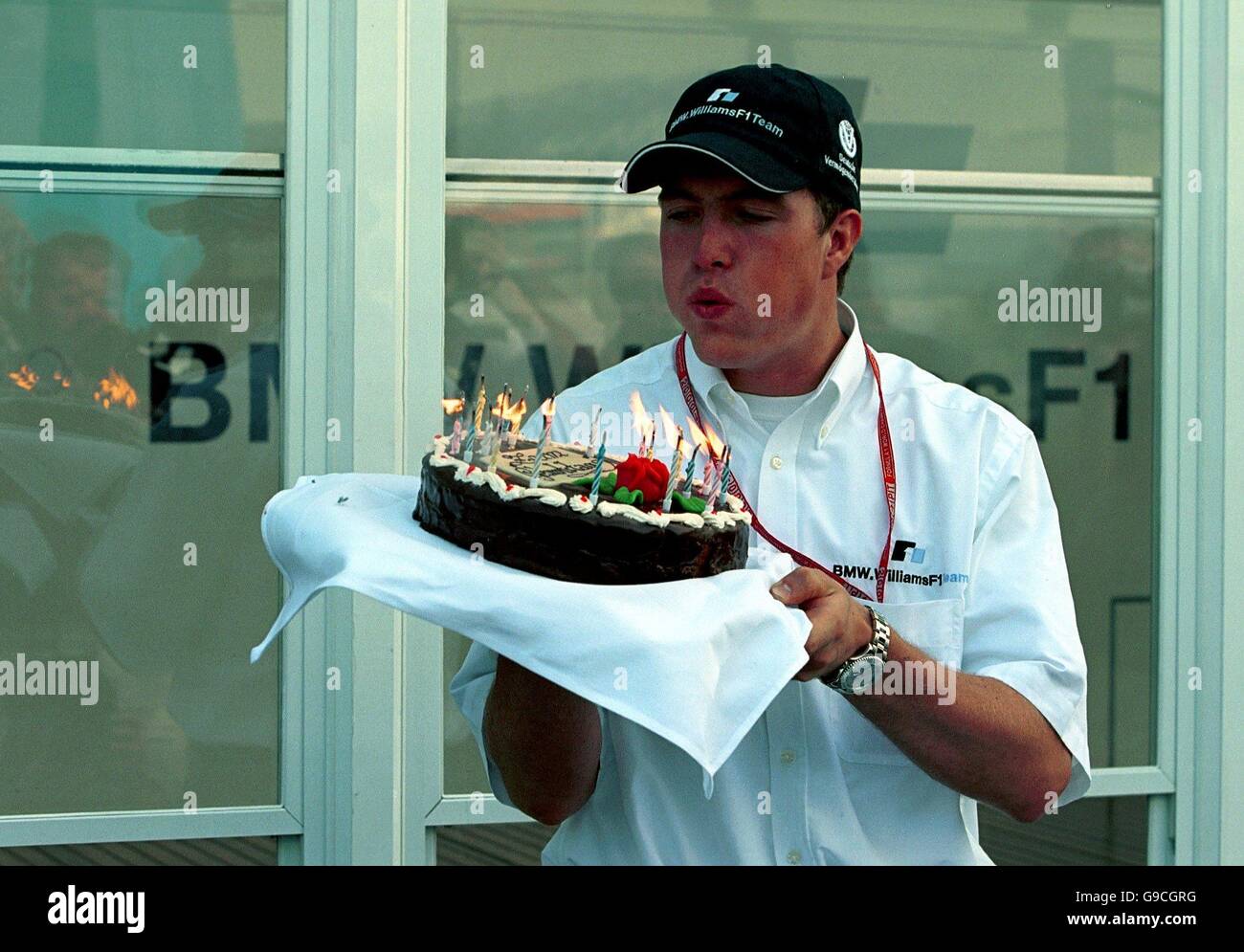 Formula uno Motor Racing - Gran Premio di Francia - Practice. Ralf Schumacher soffia le candele sulla sua torta di compleanno Foto Stock