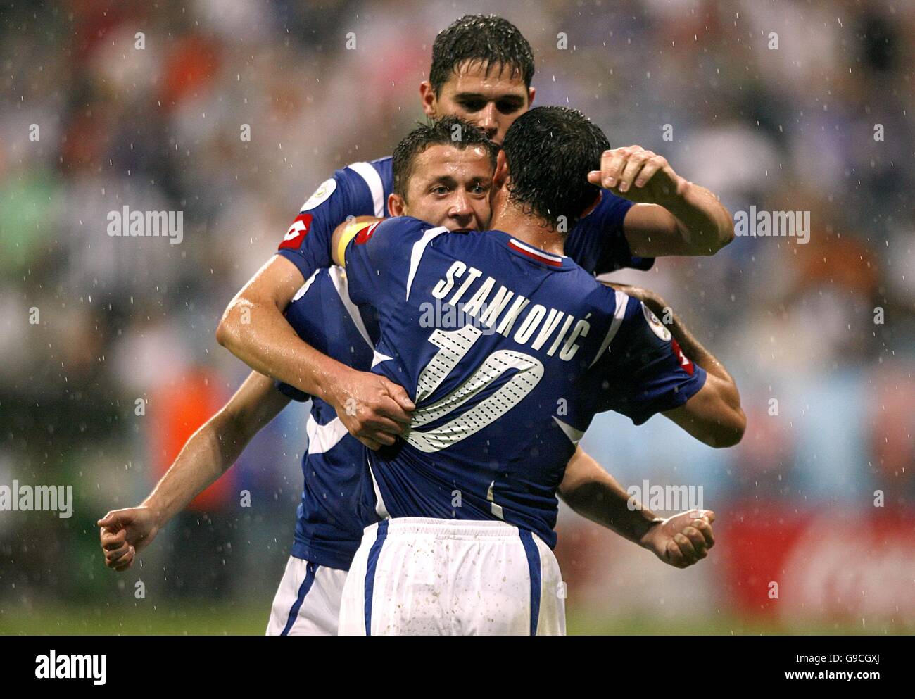 Calcio - Coppa del mondo FIFA 2006 Germania - Gruppo C - Costa d'Avorio / Serbia e Montenegro - Allianz Arena. Sasa Ilic (c) di Serbia e Montenegro celebra il suo obiettivo Foto Stock