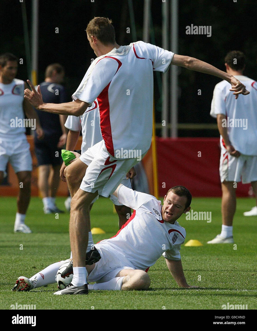Wayne Rooney in Inghilterra affronta Peter Crouch durante una sessione di allenamento a Mittelbergstadion, Buhlertal, Germania. Foto Stock
