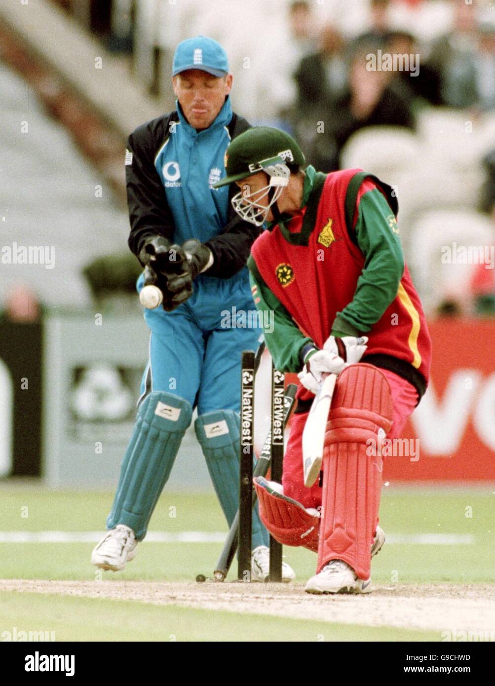 Cricket - Torneo triangolare NatWest Series - Inghilterra contro Zimbabwe. Murray Goodwin (r) dello Zimbabwe guarda per vedere che è stato bowled da Mark Ealham dell'Inghilterra Foto Stock