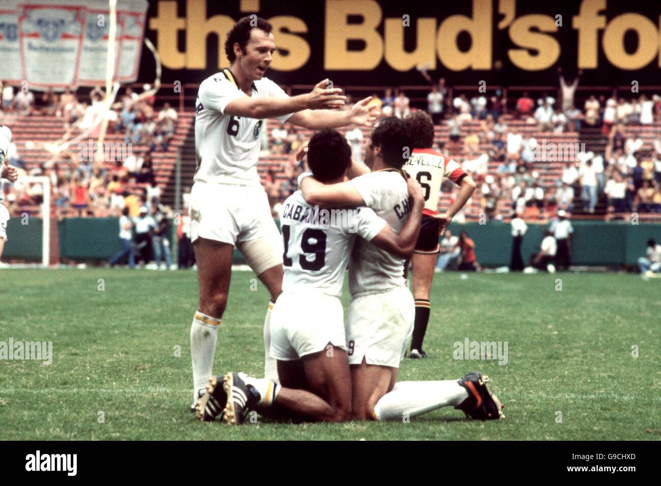 Giorgio Chinaglia (r) del New York Cosmos festeggia con i compagni di squadra Roberto Cabanas (c) e Franz Beckenbauer (r) Foto Stock