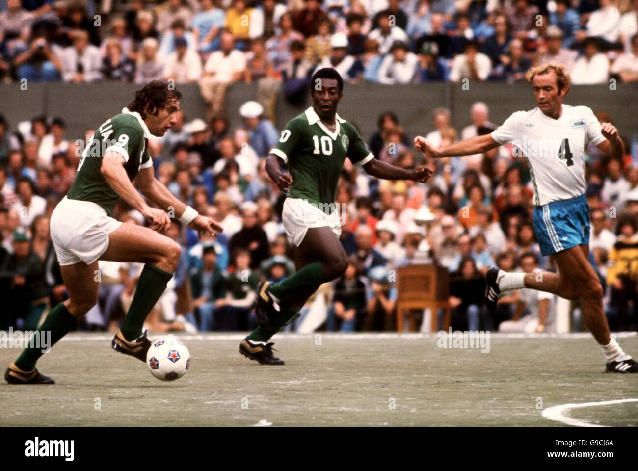 Pele (c) di New York Cosmos si presenta come il compagno di squadra Giorgio Chinaglia (l) corre alla difesa di Seattle Sounders Foto Stock