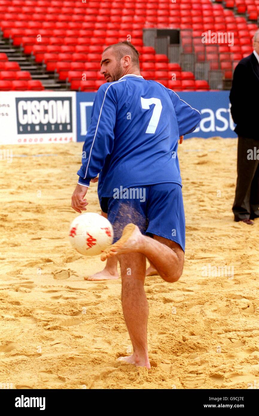 Calcio - Eric Cantona - Sega Dreamcast calcio sulla spiaggia Foto Stock