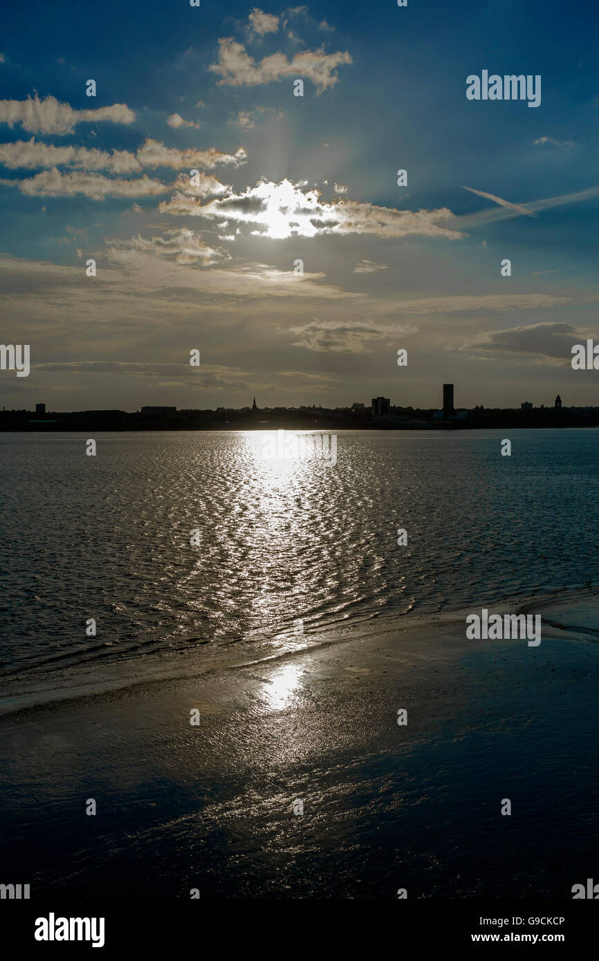 Tramonto su Birkenhead e il fiume Mersey Liverpool Foto Stock