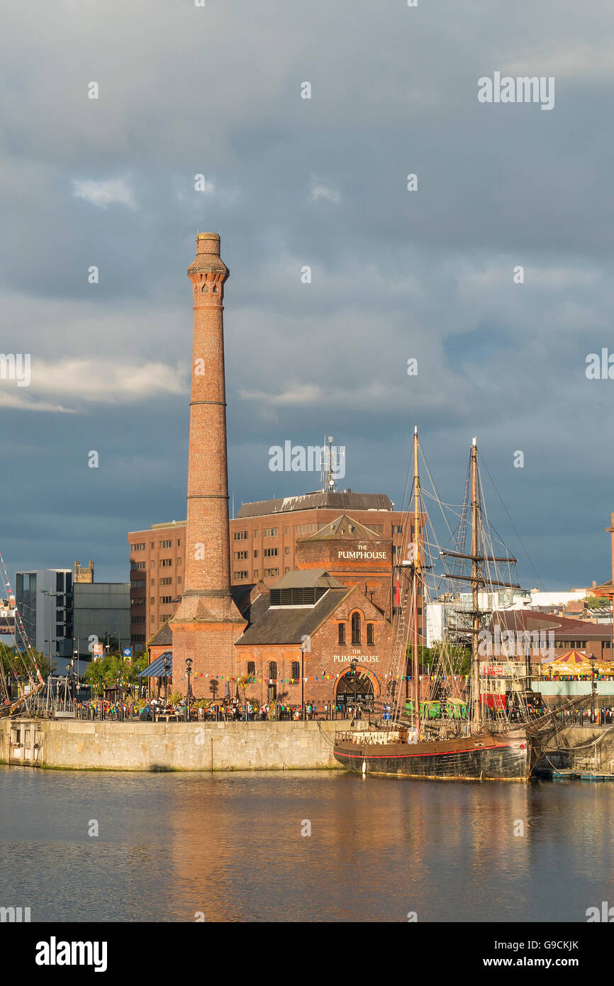Dock di inscatolamento di casa della pompa Liverpool Pier Head Foto Stock