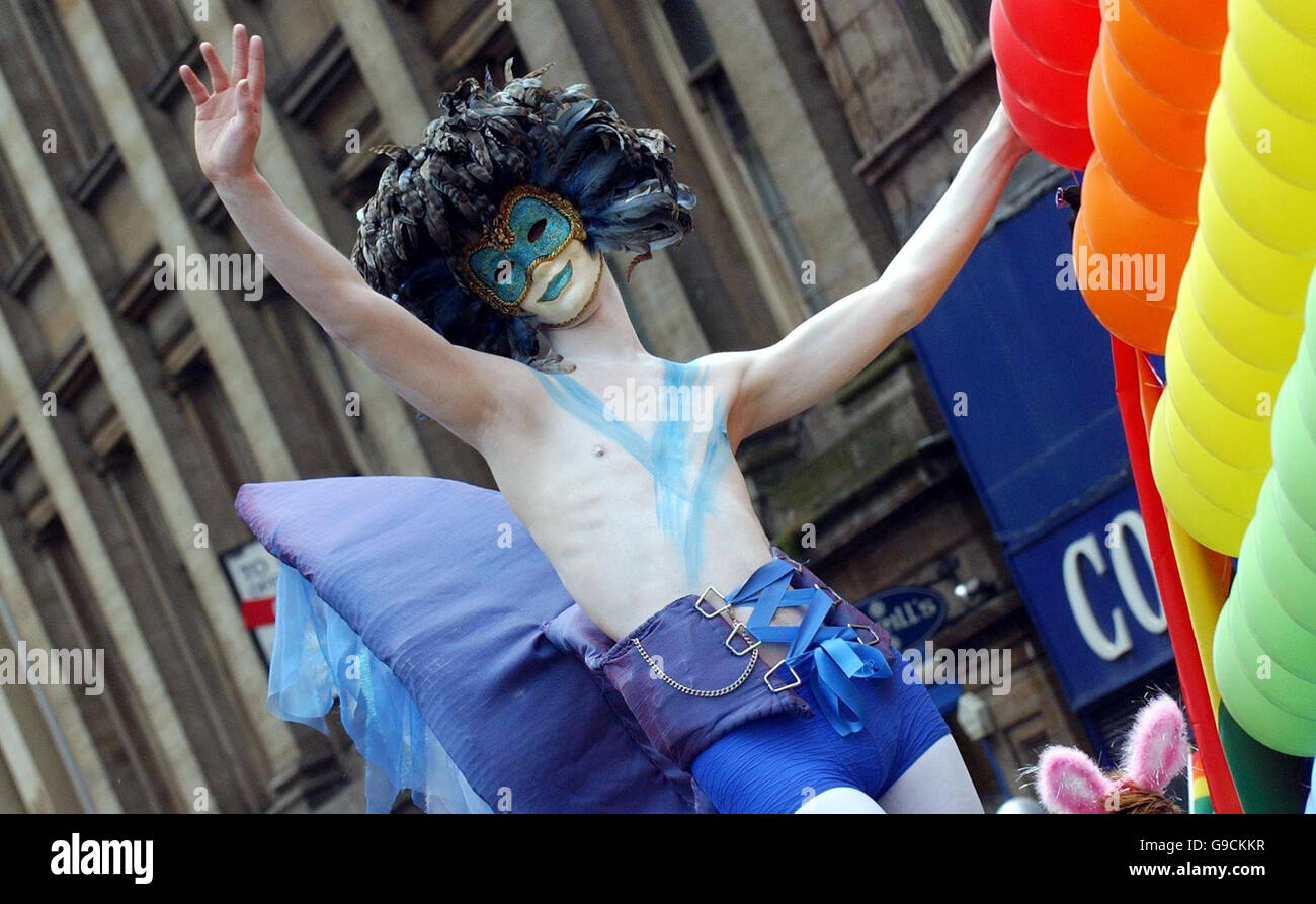 David Vowels partecipa alla marcia Pride Scotia Glasgow a sostegno dei diritti gay da Blythswood Square in città a George Square. Foto Stock