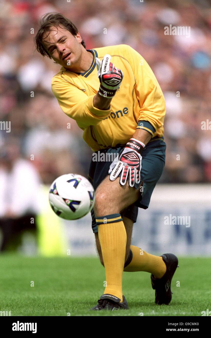 Il portiere del Manchester United Mark Brosnich tira fuori la palla Foto Stock