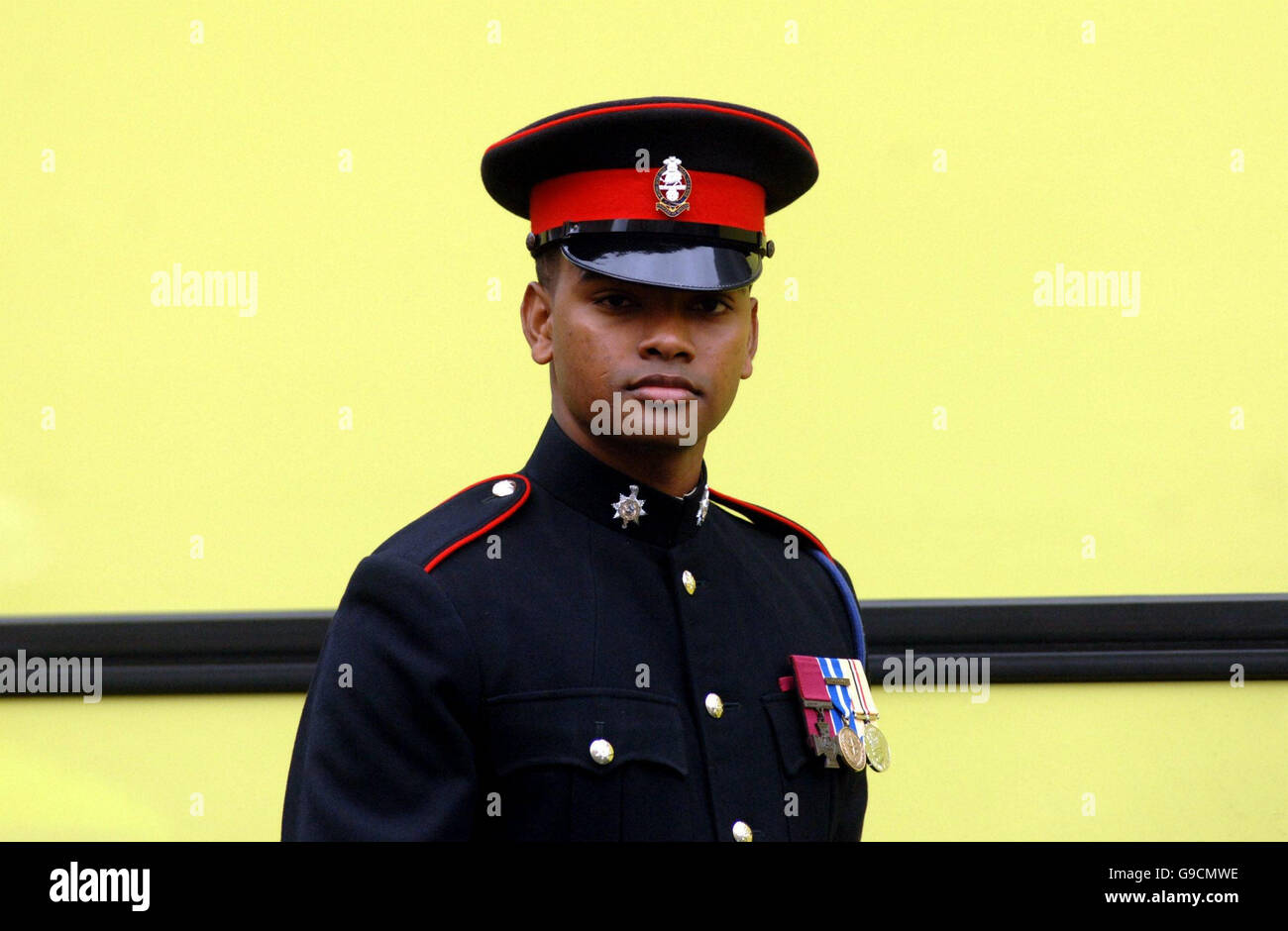 Privato Beharry Johnson, che lo scorso anno è diventato il primo nuovo titolare della Victoria Cross in più di due decenni si arriva ai giardini di St James's Square nel centro di Londra per un ricevimento per Victoria Croce e la Croce di San Giorgio i destinatari e le loro famiglie. Foto Stock