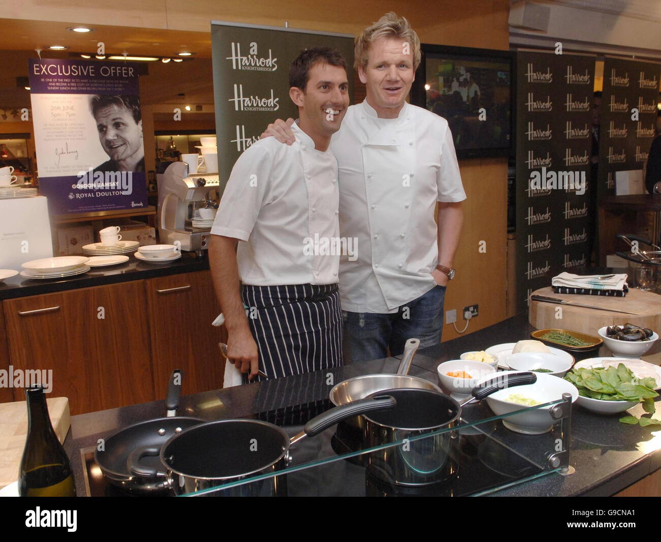 Gordon Ramsay lancia la sua Royal Doulton gamma di utensili da cucina. Foto Stock