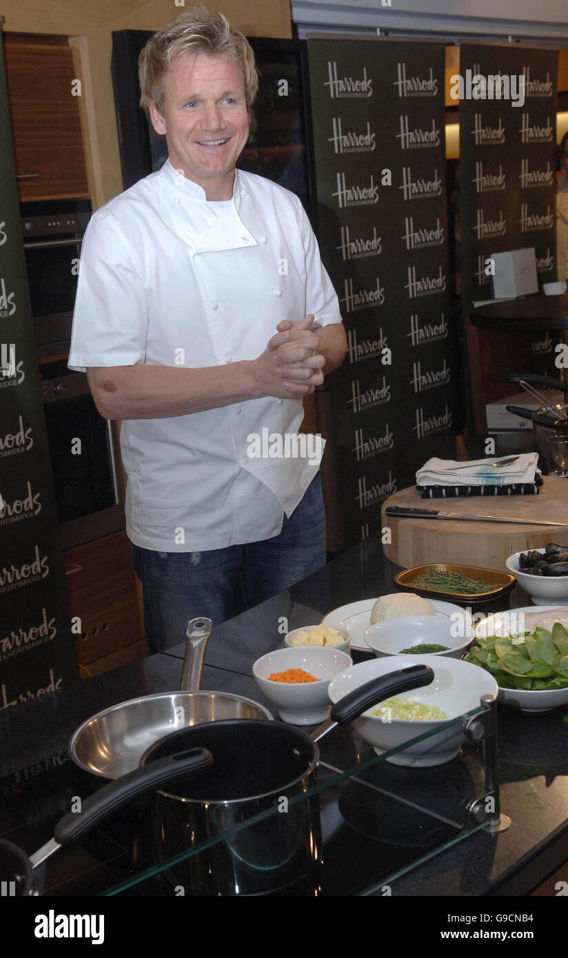 Lo chef Gordon Ramsay lancia i suoi articoli da cucina Royal Doulton ad Harrods, nel centro di Londra. Foto Stock