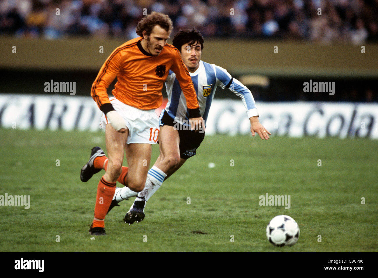 (L-R) il rene van de Kerkhof dell'Olanda assume Daniel Passarella dell'Argentina Foto Stock