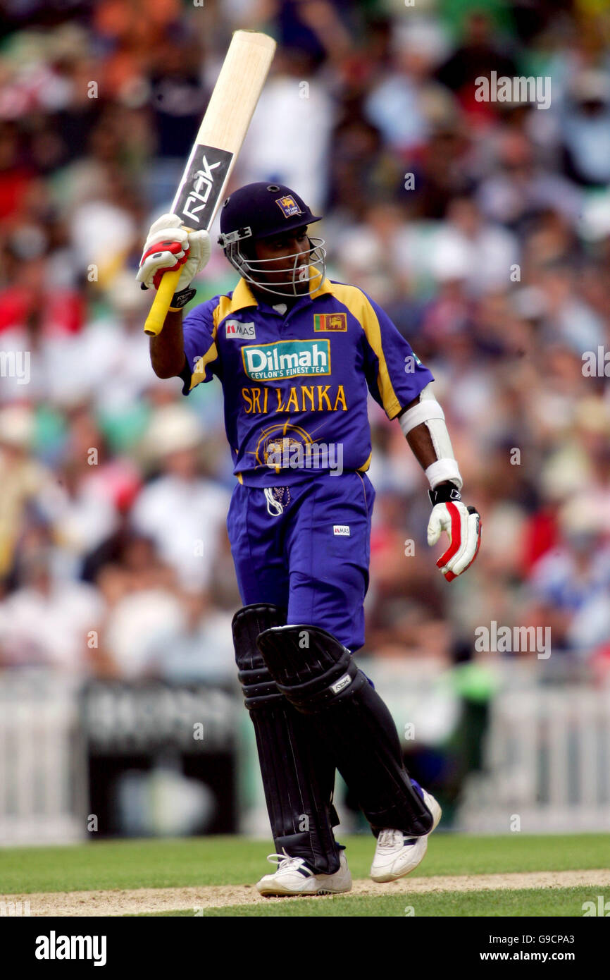 Cricket - NatWest One Day International Series 2006 - Inghilterra / Sri Lanka - The Brit Oval. Il Mahela Jayawardene dello Sri Lanka celebra il raggiungimento di 50 piste Foto Stock