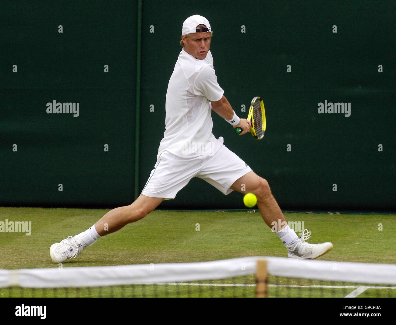 Lleyton Hewitt in azione contro Filippo Volandri in Italia durante il primo round dell'All England Lawn Tennis Championships di Wimbledon. Foto Stock