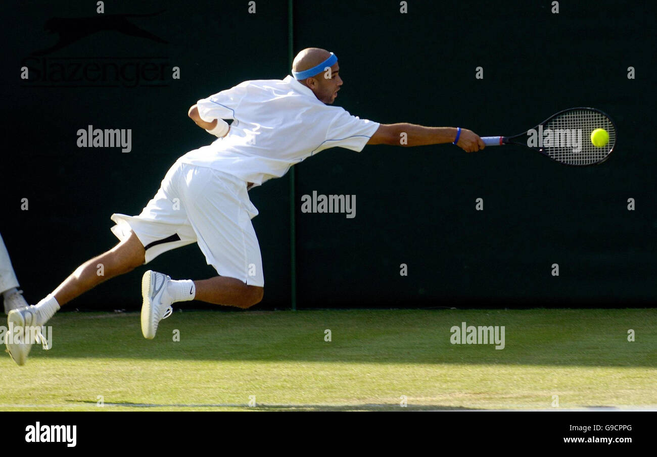 James Blake degli Stati Uniti in azione durante il primo round dell'All England Lawn Tennis Championships a Wimbledon. Foto Stock