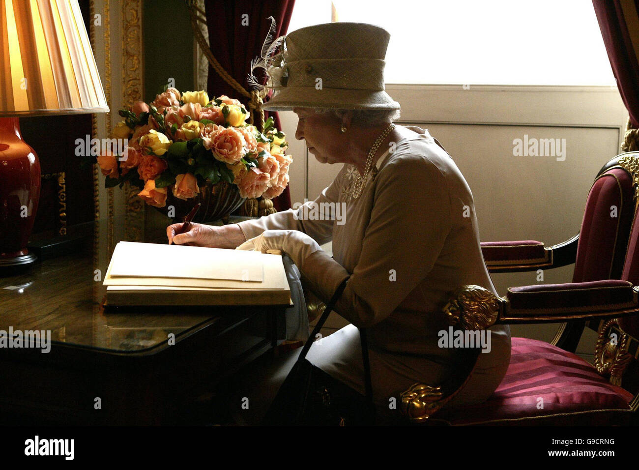 La Gran Bretagna è la Regina Elisabetta II firma il libro degli ospiti a Mansion House di Londra centrale prima di un pranzo in suo onore. Foto Stock
