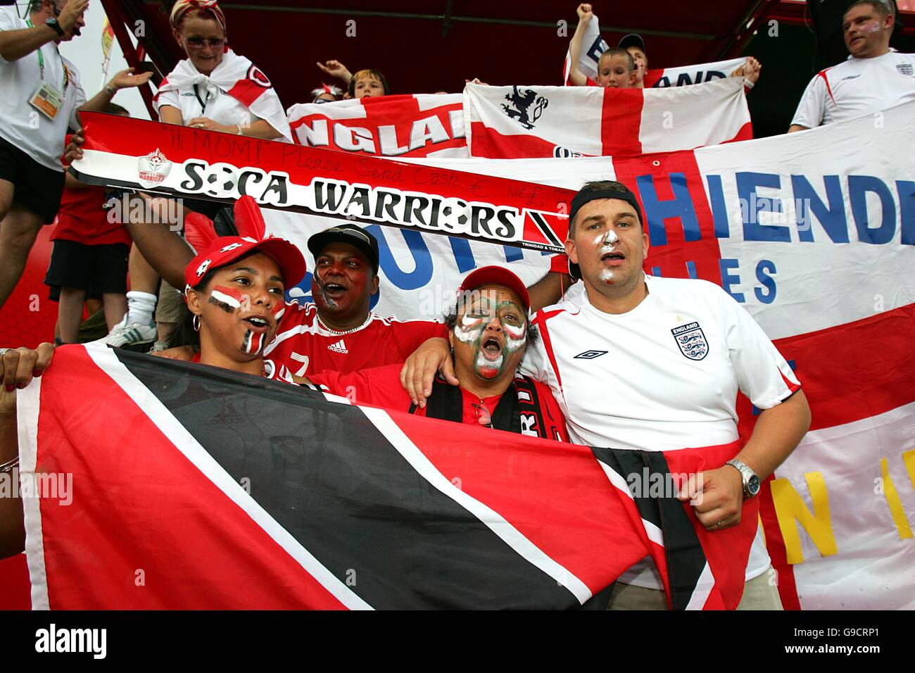 Inghilterra e Trinidad & Tobago tifosi si preparano per il gioco Foto Stock
