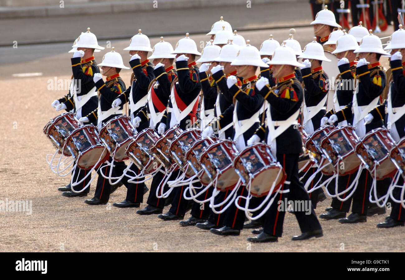 Il Ritiro di battitura sulla sfilata delle Guardie a Cavallo, Londra come parte degli eventi nazionali per contrassegnare il Queen's ottantesimo compleanno e del Principe Filippo's ottantacinquesimo compleanno. Foto Stock