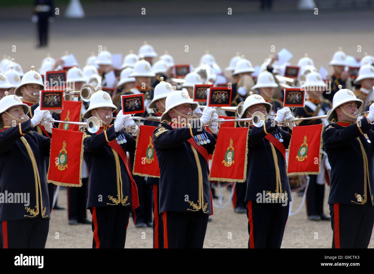 Il Ritiro di battitura sulla sfilata delle Guardie a Cavallo, Londra come parte degli eventi nazionali per contrassegnare il Queen's ottantesimo compleanno e del Principe Filippo's ottantacinquesimo compleanno. Foto Stock