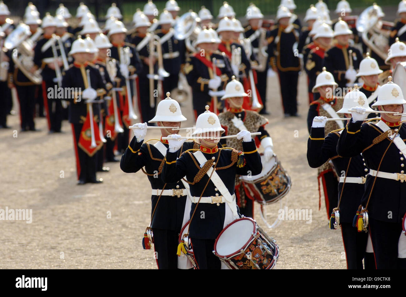 Il Ritiro di battitura sulla sfilata delle Guardie a Cavallo, Londra come parte degli eventi nazionali per contrassegnare il Queen's ottantesimo compleanno e del Principe Filippo's ottantacinquesimo compleanno. Foto Stock