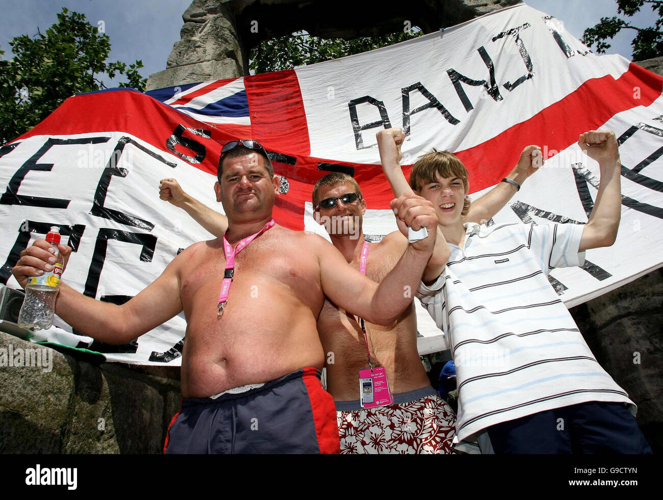 Tifosi inglesi Mick Warren, Johnny Maloney e Conor Hodgkins, da Portsmouth,  arriva a Colonia, in Germania, prima di Inghilterra del terzo match in Coppa  del mondo la campagna contro la Svezia il